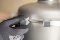 Avtagbart lock på ett rostfritt vattenfilter