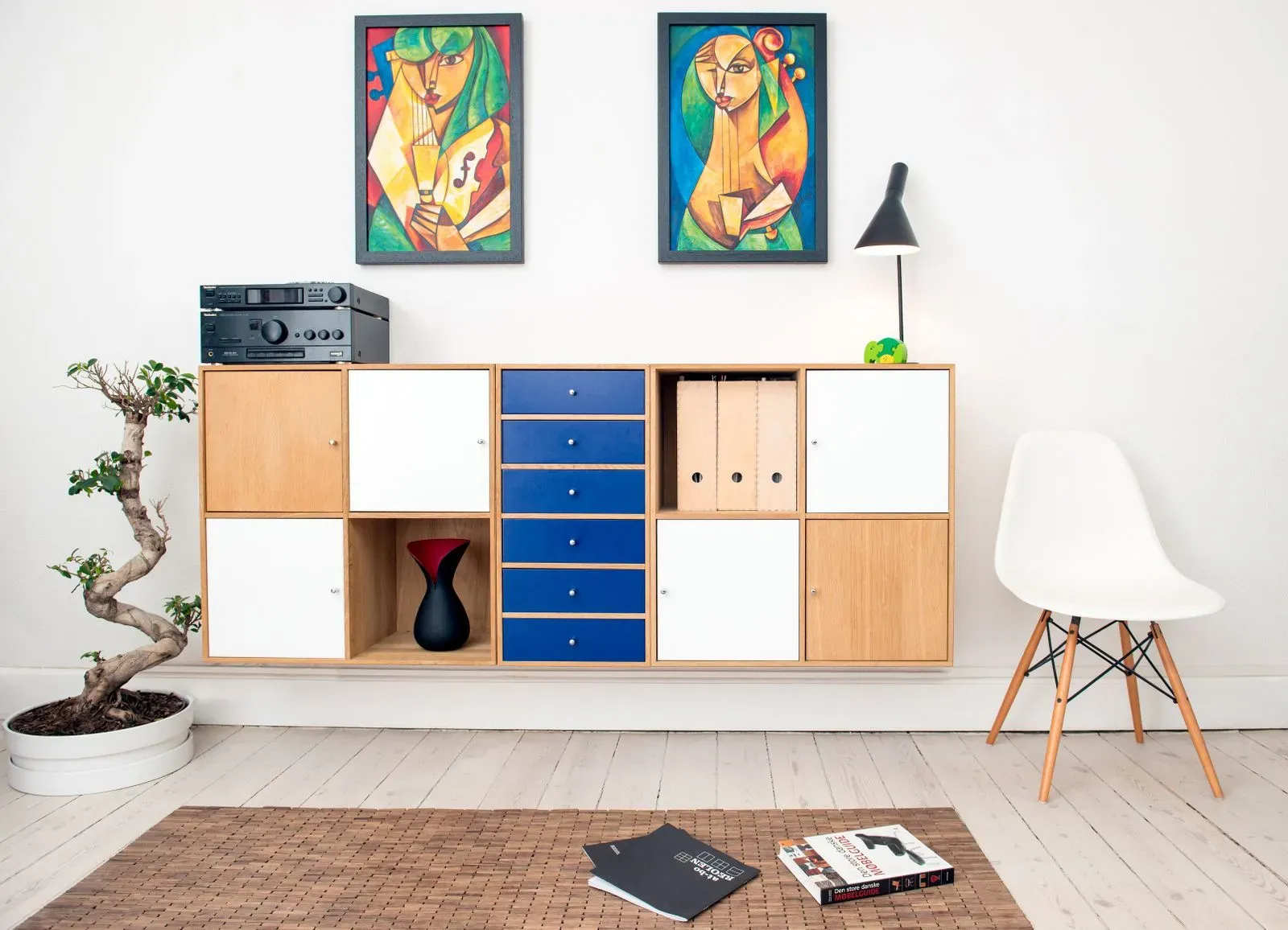 Sideboard med blå lådor