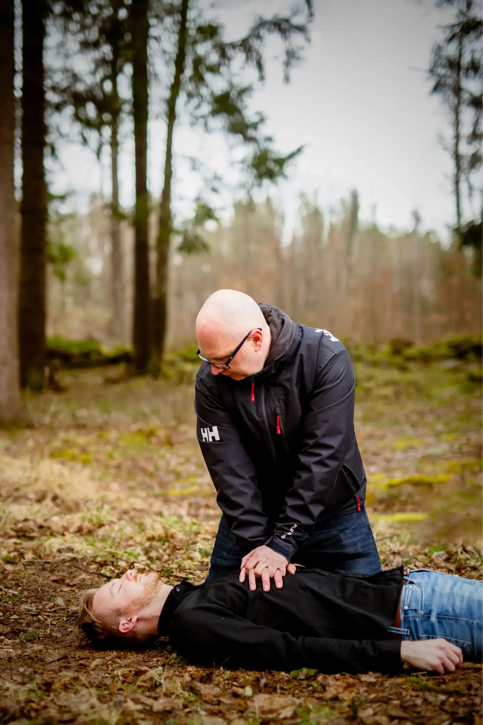 Daniel Lindh som hjälper en medvetslös person