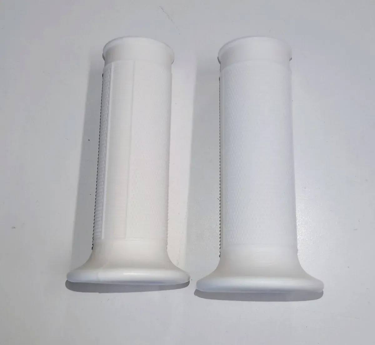 Gummihandtag benvit. Diameter 24/24mm, längd 105mm. Säljs parvis.