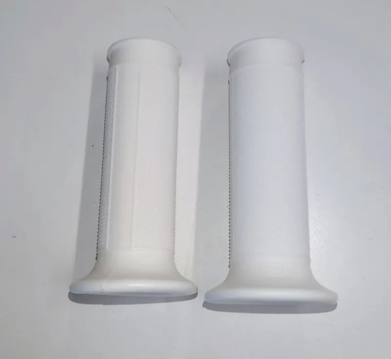 Gummihandtag benvit. Diameter 24/24mm, längd 105mm. Säljs parvis.