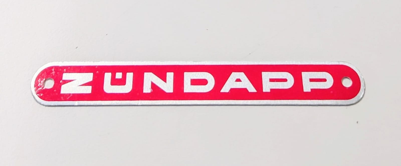 Emblem till dyna Zundapp, röd. Säljs styckvis.