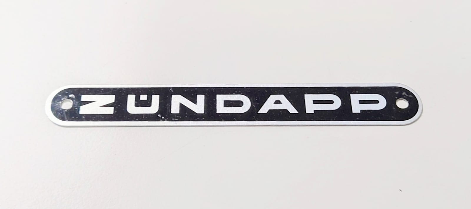 Emblem till dyna Zundapp, svart. Säljs styckvis.