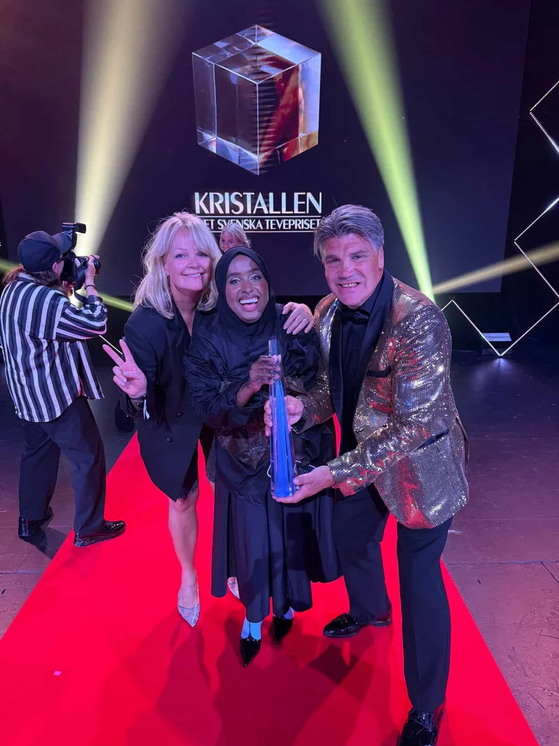 Bosse Andersson och Kaeli Abdi med Kristallen på röda mattan