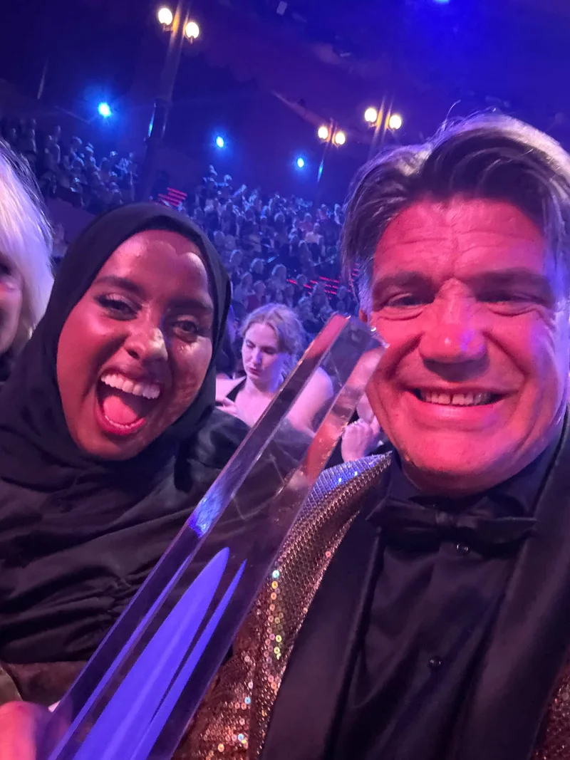 Bosse Andersson och Kaeli Abdi firar med Kristallen