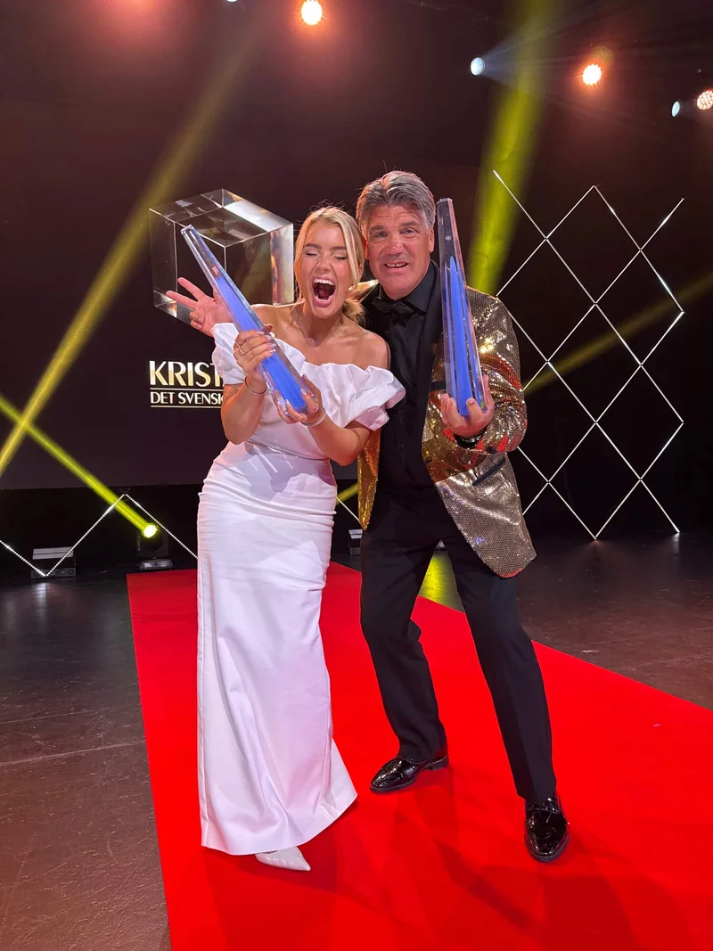 Bosse Andersson med Kristallen-statyetten på galan
