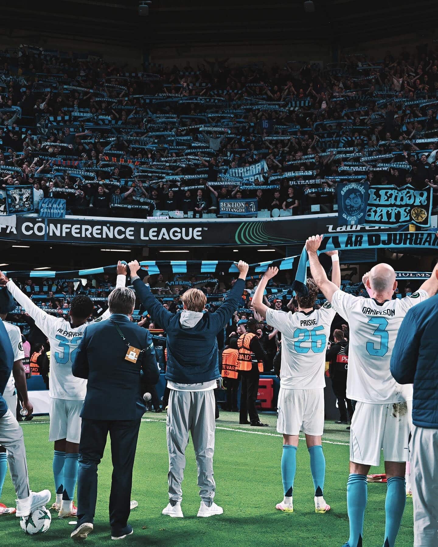Djurgården tackar publiken under Conference League-semifinalen