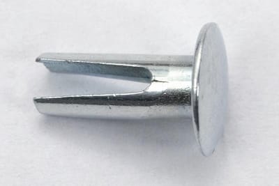 Klyvnit 4x8mm till sadelklädsel. Passar Puch m.fl, säljs styckvis.